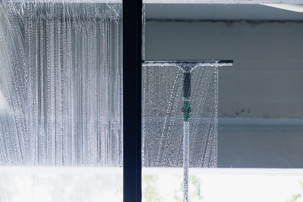 Cleaning tool with long handle